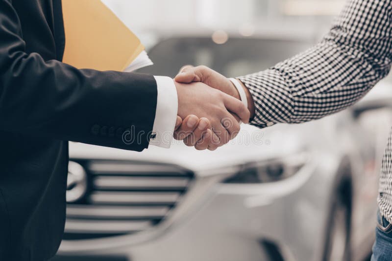 close-up-cropped-shot-men-shaking-hands-professional-car-dealer-automobile-dealership-salesman-his-client-141405543
